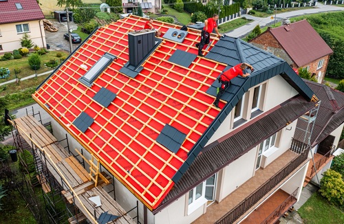 Wyb&oacute;r ekipy do budowy dachu - jak zabrać się za poszukiwania sprawdzonych fachowc&oacute;w?